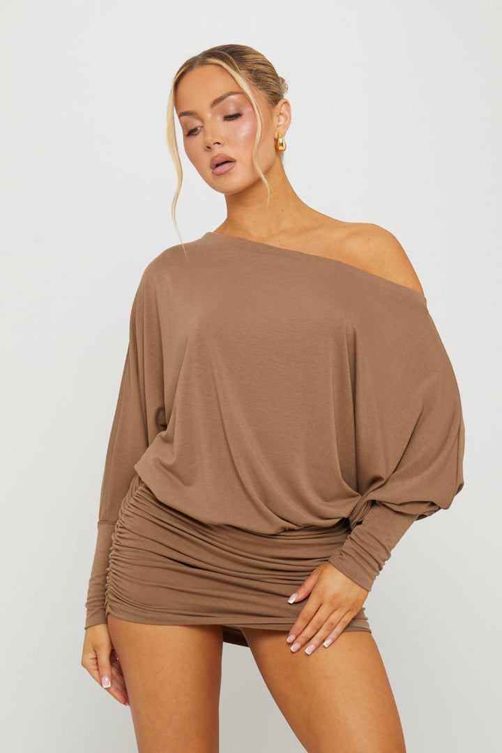Robe Femme Off-Shoulder avec Manches Chauve-Souris Drapées & Jupe Plissée – Élégante & Chic