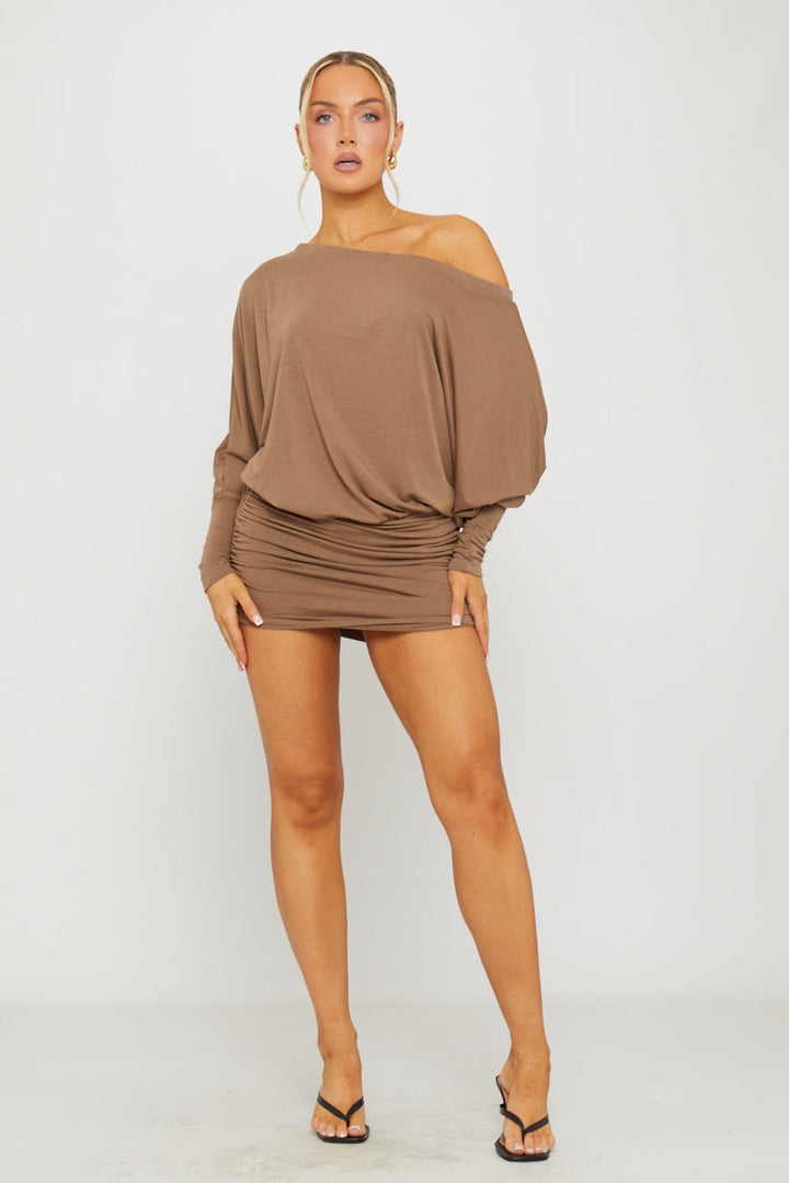 Robe Femme Off-Shoulder avec Manches Chauve-Souris Drapées & Jupe Plissée – Élégante & Chic