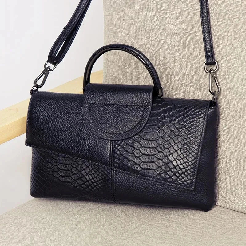 CELINE | STRUCTURED BLACK HANDBAG