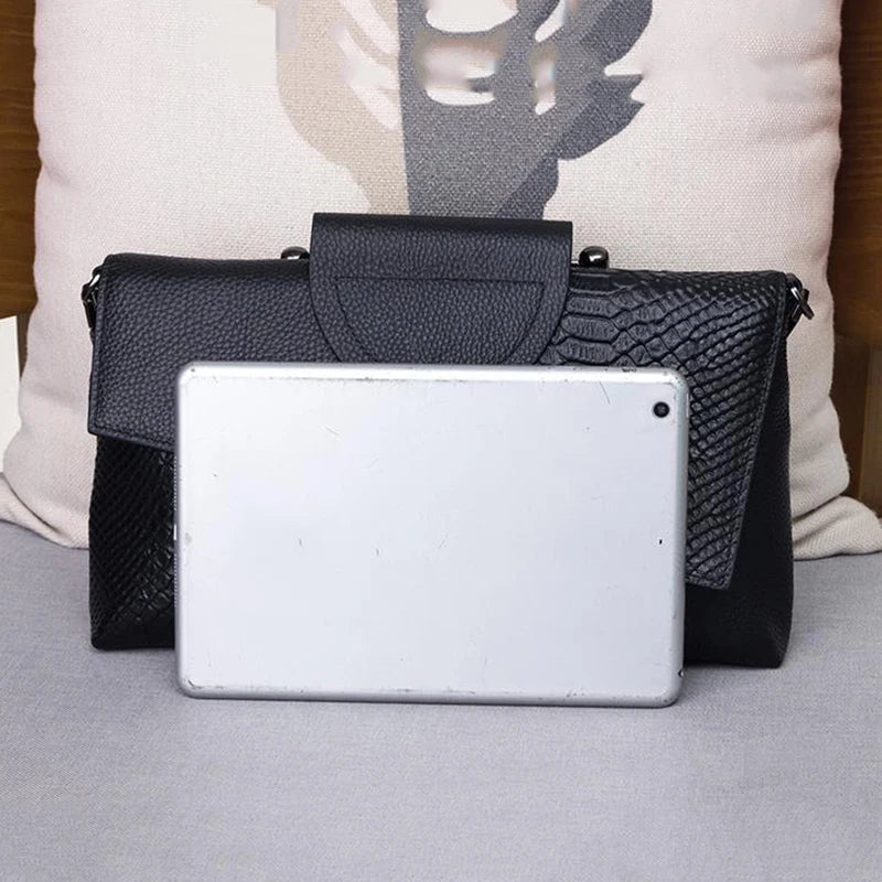 CELINE | STRUCTURED BLACK HANDBAG